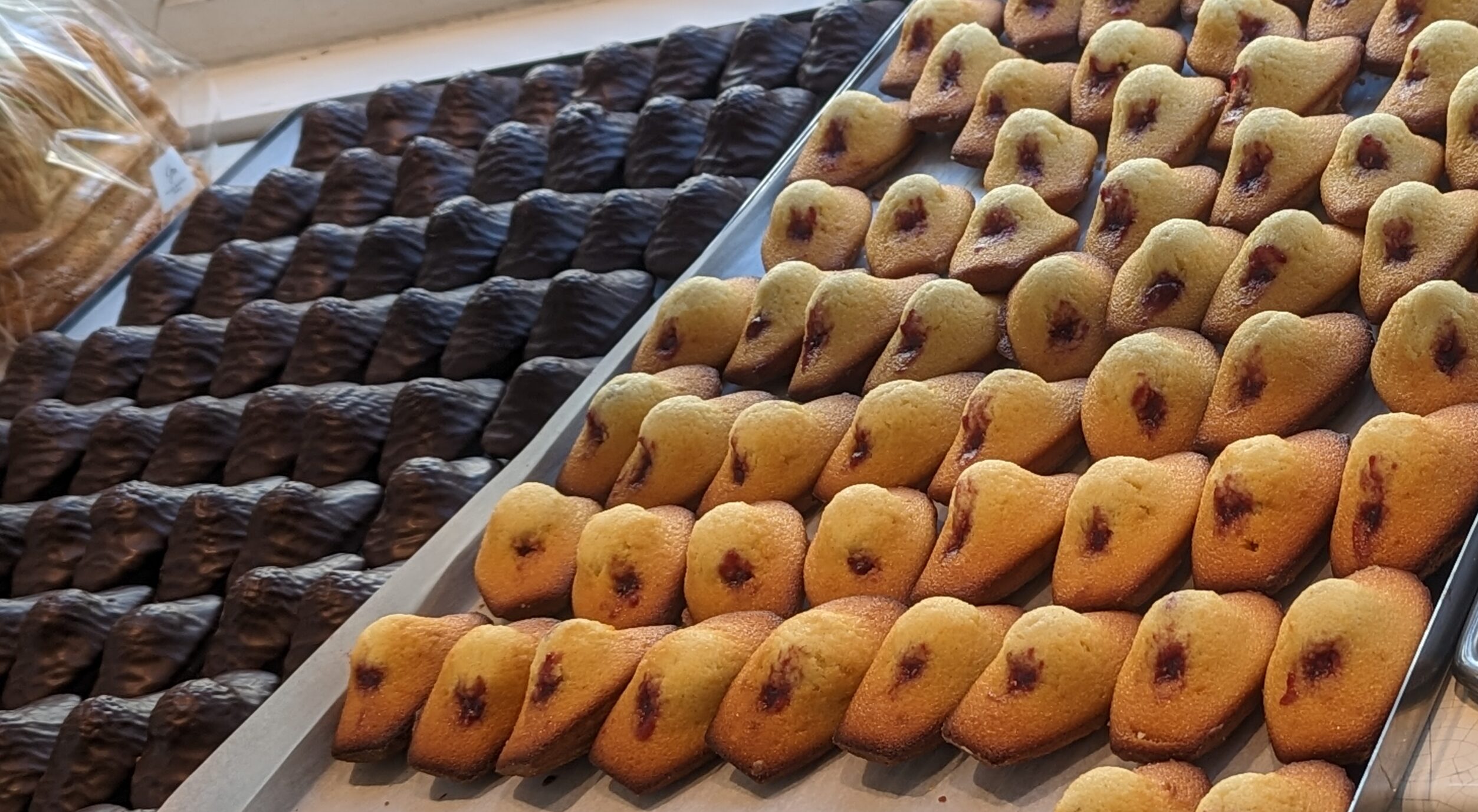 Chocolat and raspberry madeleines on a tray.