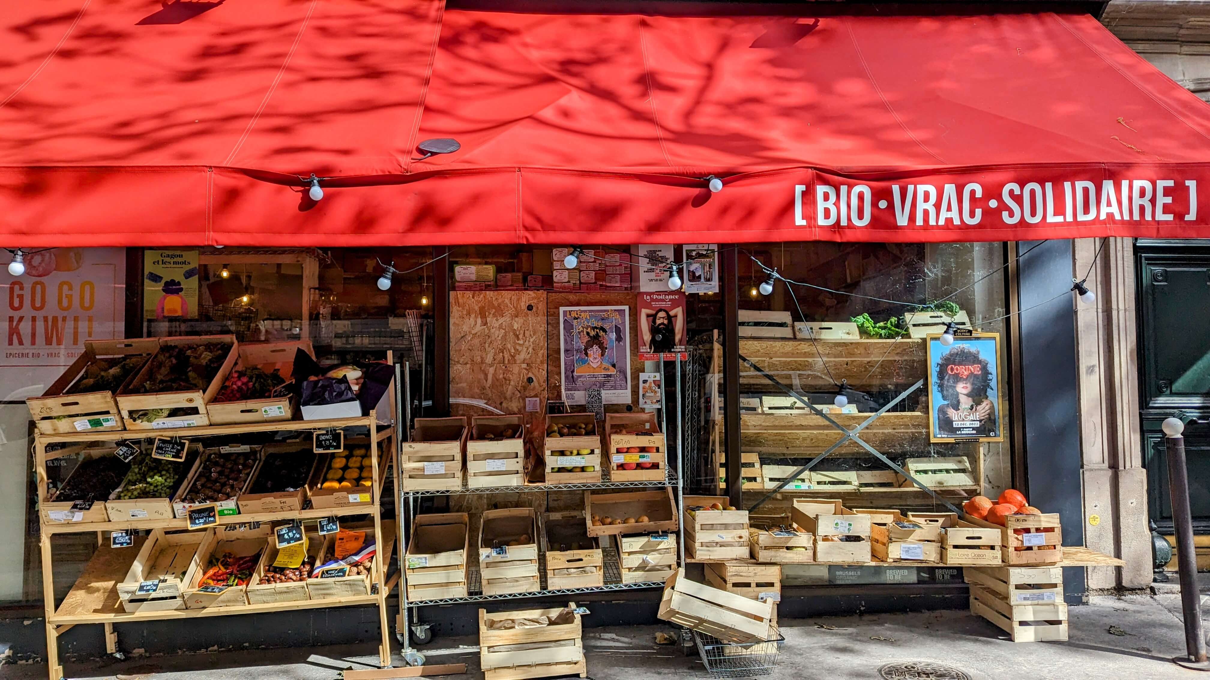 Crates full of fruit and vegetables in front of the zero waste store Go Go Kiwi in Paris.