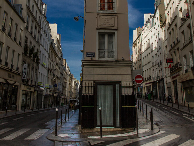 The narrow facade of the Pointe Trigano seen from the front.