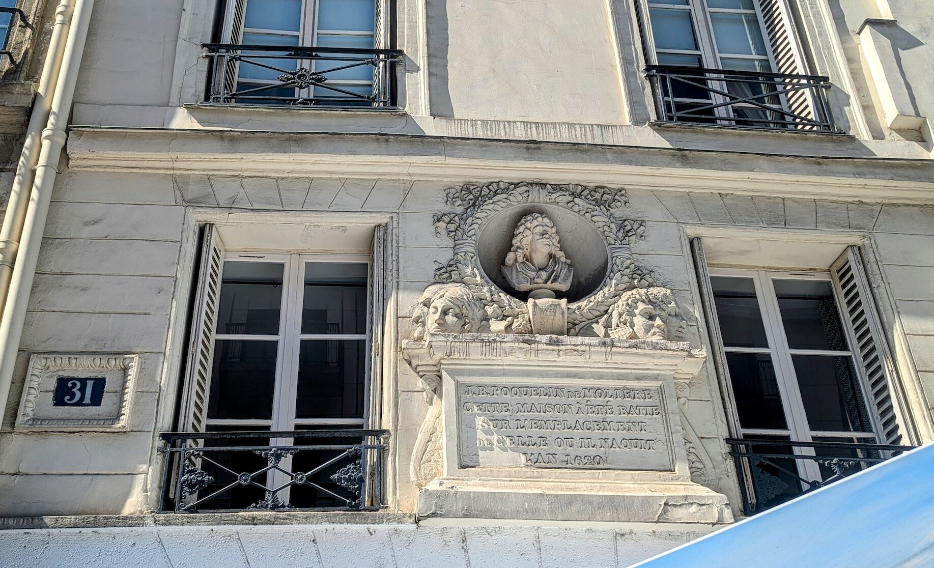 The imposter plaque of Molière's birthplace at 31 Rue du Pont Neuf.