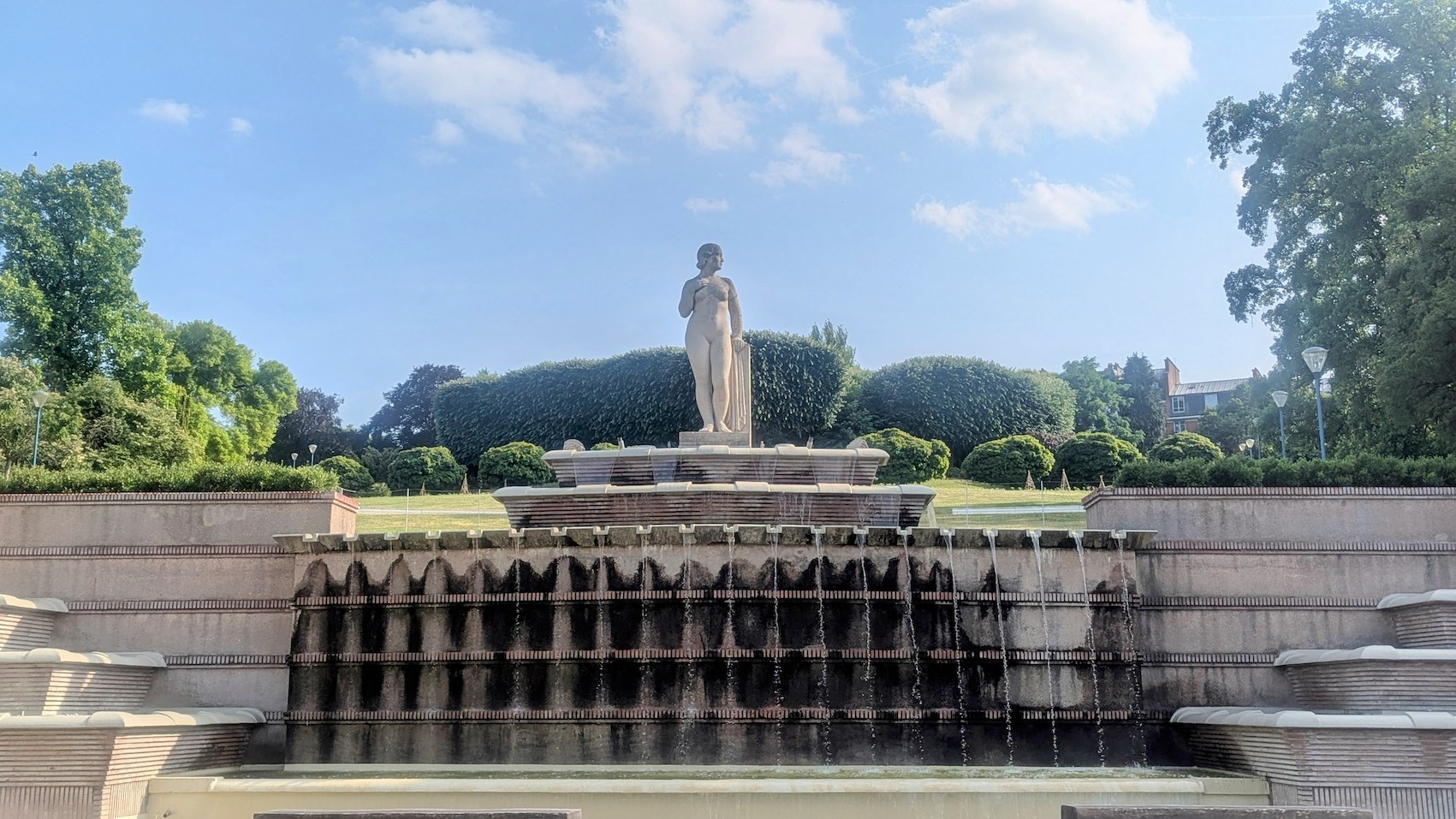 The fountain of the Butte du Chapeau Rouge park.