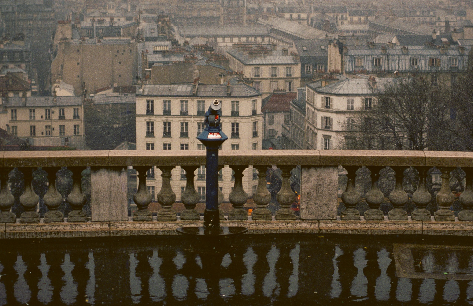 The observation deck in front of the Sacré Coeur lies deserted on a rainy day.